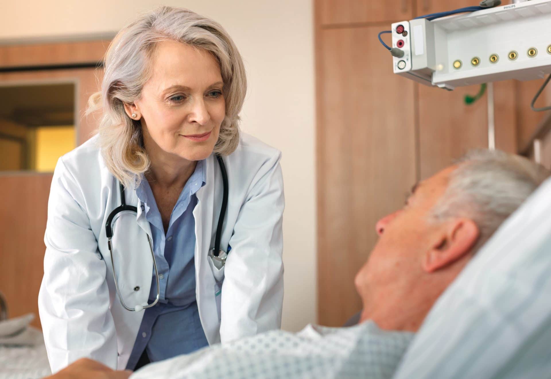 Woman doctor with patient_min